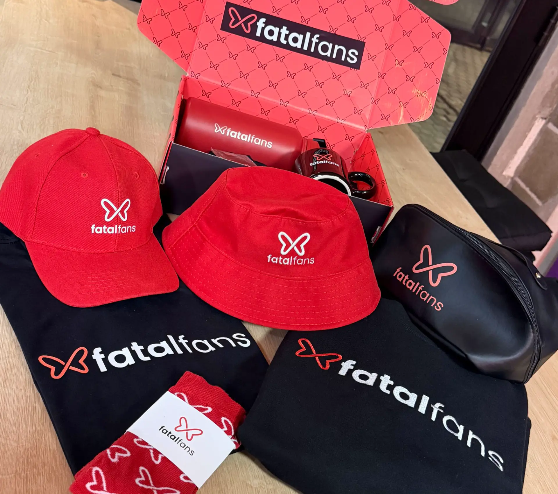 Kit exclusivo Fatal Fans com boné, bucket hat, camisetas, caneca, meias e necessaire